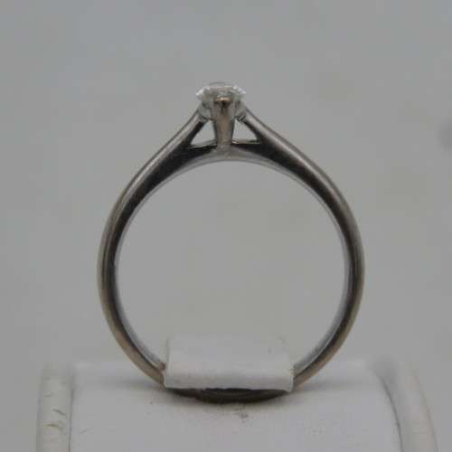 18kt White gold Brown`s diamond ring with marquise diamond - weighs 3.4g