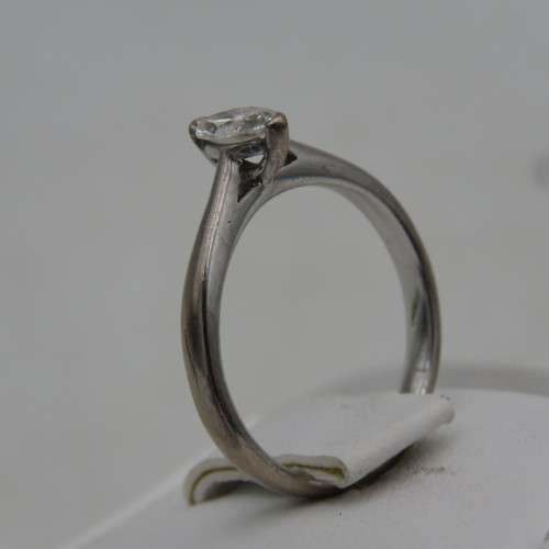 18kt White gold Brown`s diamond ring with marquise diamond - weighs 3.4g