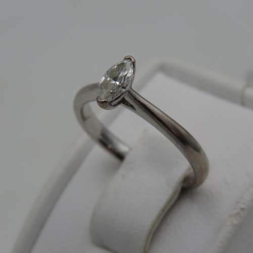18kt White gold Brown`s diamond ring with marquise diamond - weighs 3.4g