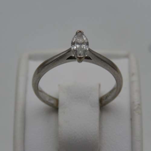 18kt White gold Brown`s diamond ring with marquise diamond - weighs 3.4g
