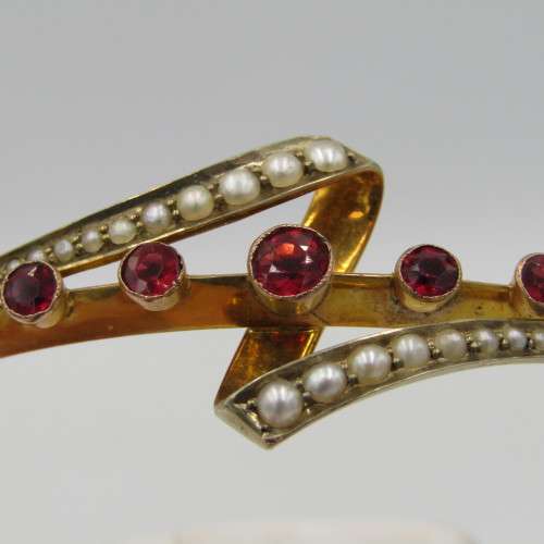 9kt Gold bangle with 20 seed pearls and red simulants - Weight 6,9 g