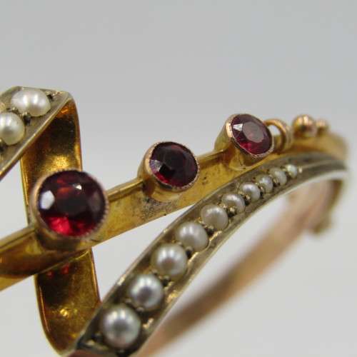9kt Gold bangle with 20 seed pearls and red simulants - Weight 6,9 g