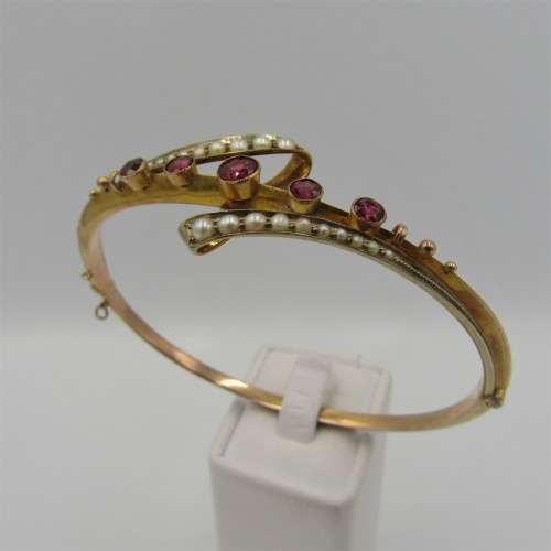 9kt Gold bangle with 20 seed pearls and red simulants - Weight 6,9 g