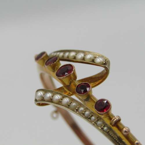 9kt Gold bangle with 20 seed pearls and red simulants - Weight 6,9 g