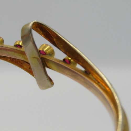 9kt Gold bangle with 20 seed pearls and red simulants - Weight 6,9 g