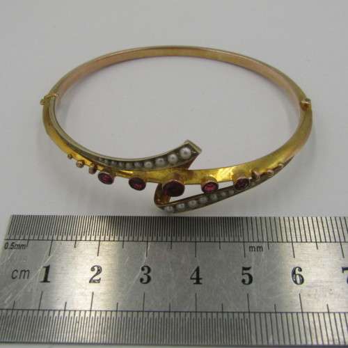 9kt Gold bangle with 20 seed pearls and red simulants - Weight 6,9 g