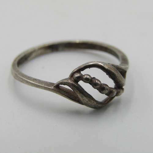 Vintage Sterling silver ring - weighs 1,2g - size L