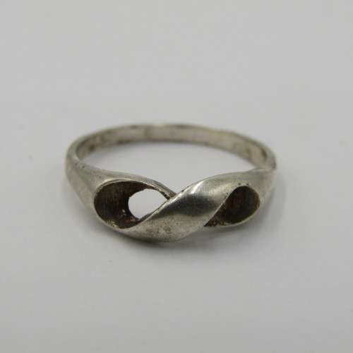 Vintage Sterling silver ring - weighs 1,8g - size M 1/2