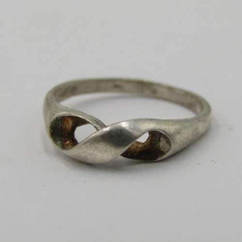 Vintage Sterling silver ring - weighs 2,0g - size M 1/2