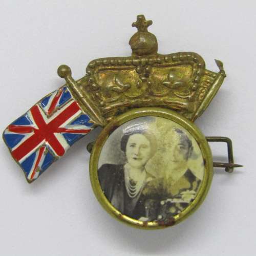 Pair of 1947 Royal Visit South Africa pin badges with different photos - Old SA flag removed