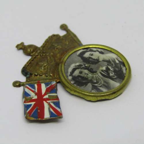 Pair of 1947 Royal Visit South Africa pin badges with different photos - Old SA flag removed