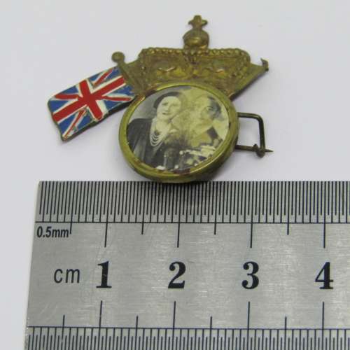 Pair of 1947 Royal Visit South Africa pin badges with different photos - Old SA flag removed