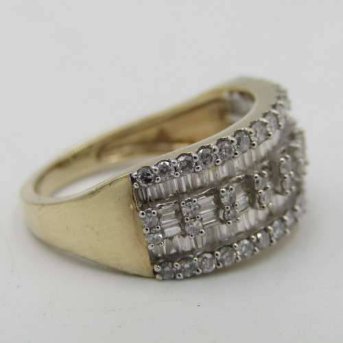 9kt Yellow gold diamond ring with 52 round and 66 baguette diamonds