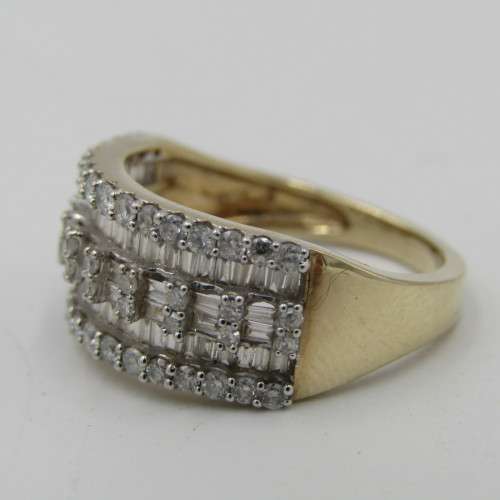 9kt Yellow gold diamond ring with 52 round and 66 baguette diamonds