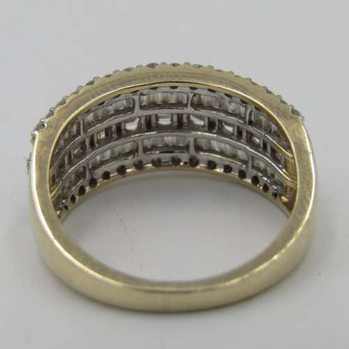 9kt Yellow gold diamond ring with 52 round and 66 baguette diamonds