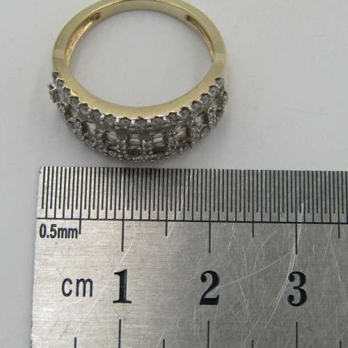 9kt Yellow gold diamond ring with 52 round and 66 baguette diamonds