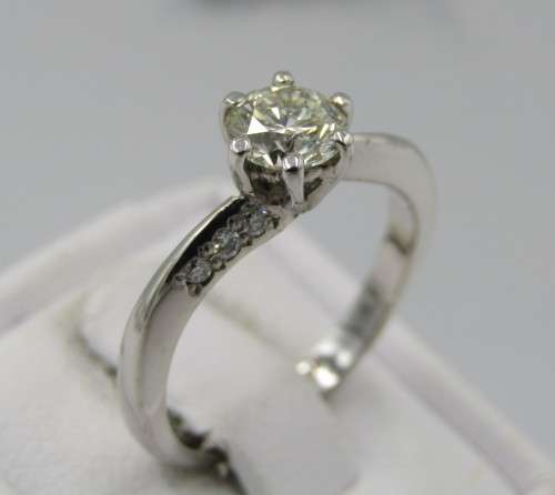 18kt White gold diamond ring with 0,70ct diamond and 6 smaller diamonds