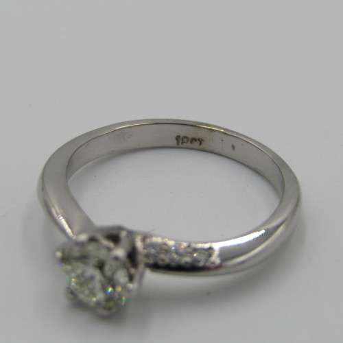 18kt White gold diamond ring with 0,70ct diamond and 6 smaller diamonds