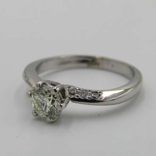 18kt White gold diamond ring with 0,70ct diamond and 6 smaller diamonds