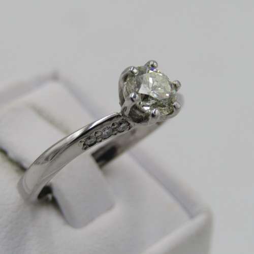 18kt White gold diamond ring with 0,70ct diamond and 6 smaller diamonds