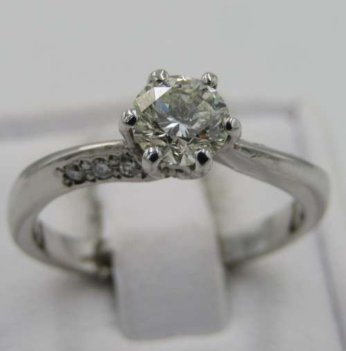 18kt White gold diamond ring with 0,70ct diamond and 6 smaller diamonds