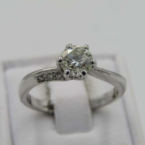 18kt White gold diamond ring with 0,70ct diamond and 6 smaller diamonds