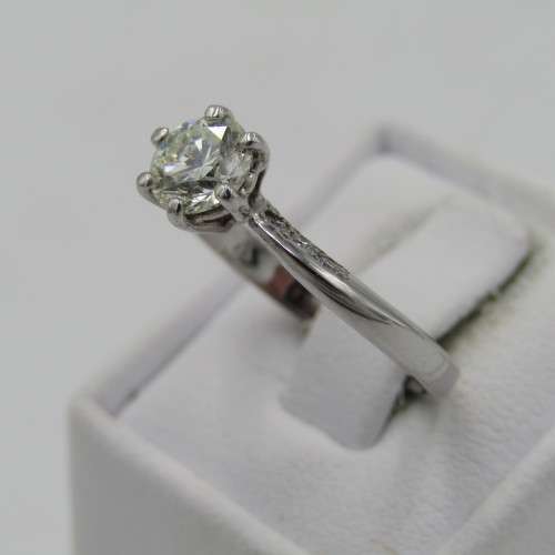 18kt White gold diamond ring with 0,70ct diamond and 6 smaller diamonds