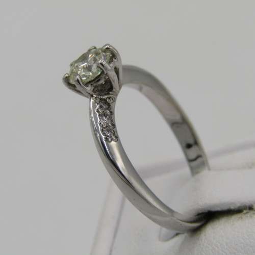 18kt White gold diamond ring with 0,70ct diamond and 6 smaller diamonds
