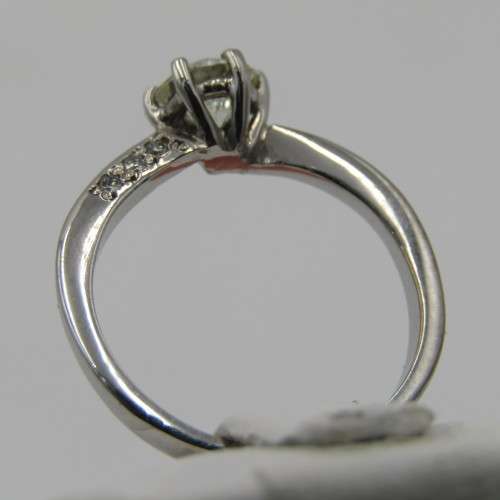 18kt White gold diamond ring with 0,70ct diamond and 6 smaller diamonds