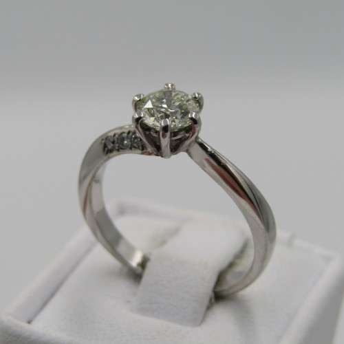 18kt White gold diamond ring with 0,70ct diamond and 6 smaller diamonds