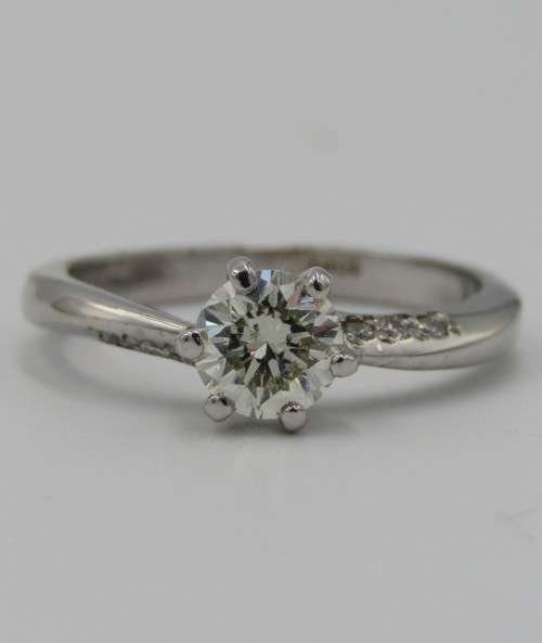 18kt White gold diamond ring with 0,70ct diamond and 6 smaller diamonds