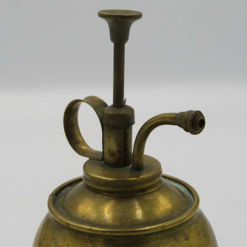 Vintage brass oilcan / sprayer with no nozzle