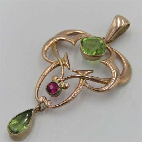 High Quality 9kt Yellow gold pendant with 2 Peridots and a Ruby
