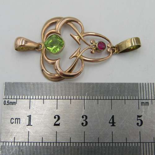 High Quality 9kt Yellow gold pendant with 2 Peridots and a Ruby