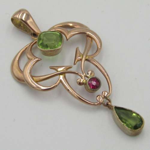 High Quality 9kt Yellow gold pendant with 2 Peridots and a Ruby