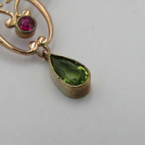 High Quality 9kt Yellow gold pendant with 2 Peridots and a Ruby