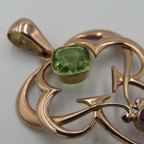 High Quality 9kt Yellow gold pendant with 2 Peridots and a Ruby