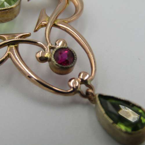 High Quality 9kt Yellow gold pendant with 2 Peridots and a Ruby