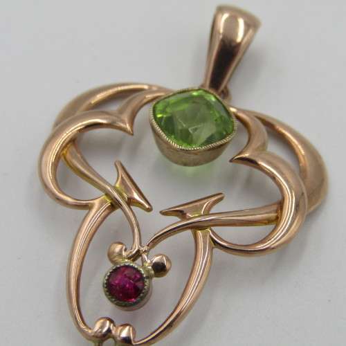 High Quality 9kt Yellow gold pendant with 2 Peridots and a Ruby