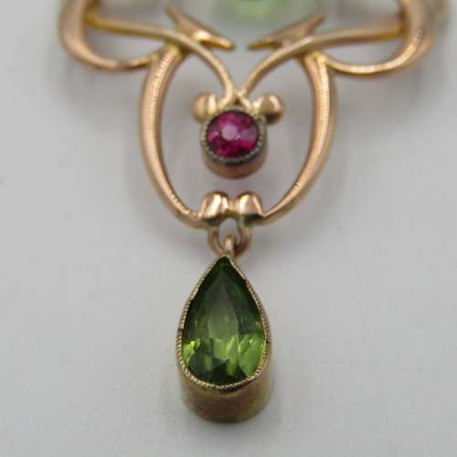 High Quality 9kt Yellow gold pendant with 2 Peridots and a Ruby