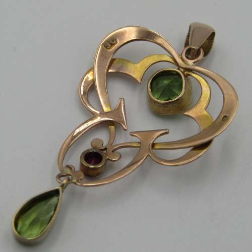 High Quality 9kt Yellow gold pendant with 2 Peridots and a Ruby