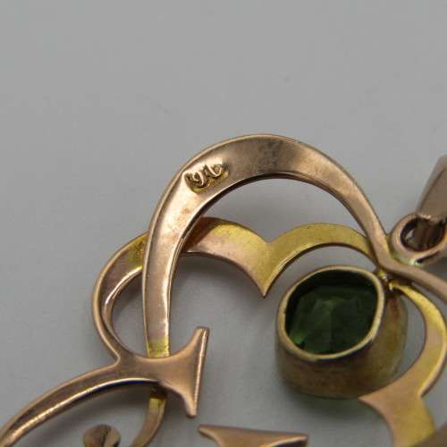 High Quality 9kt Yellow gold pendant with 2 Peridots and a Ruby