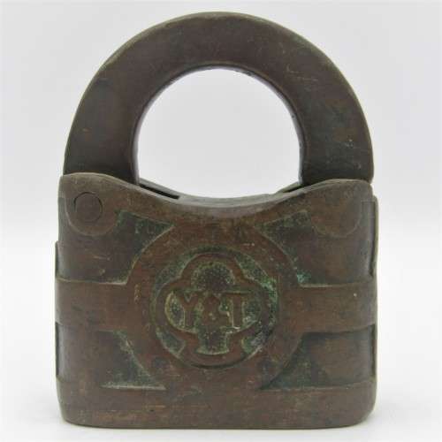 Vintage YALE padlock - medium sized - no key