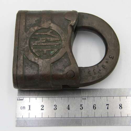 Vintage YALE padlock - medium sized - no key