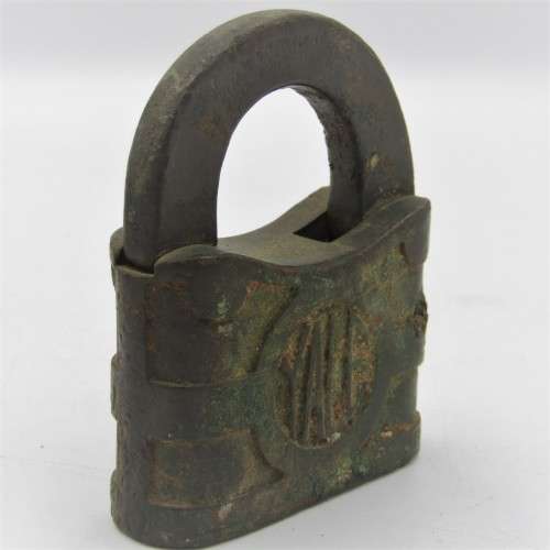 Vintage YALE padlock - medium sized - no key