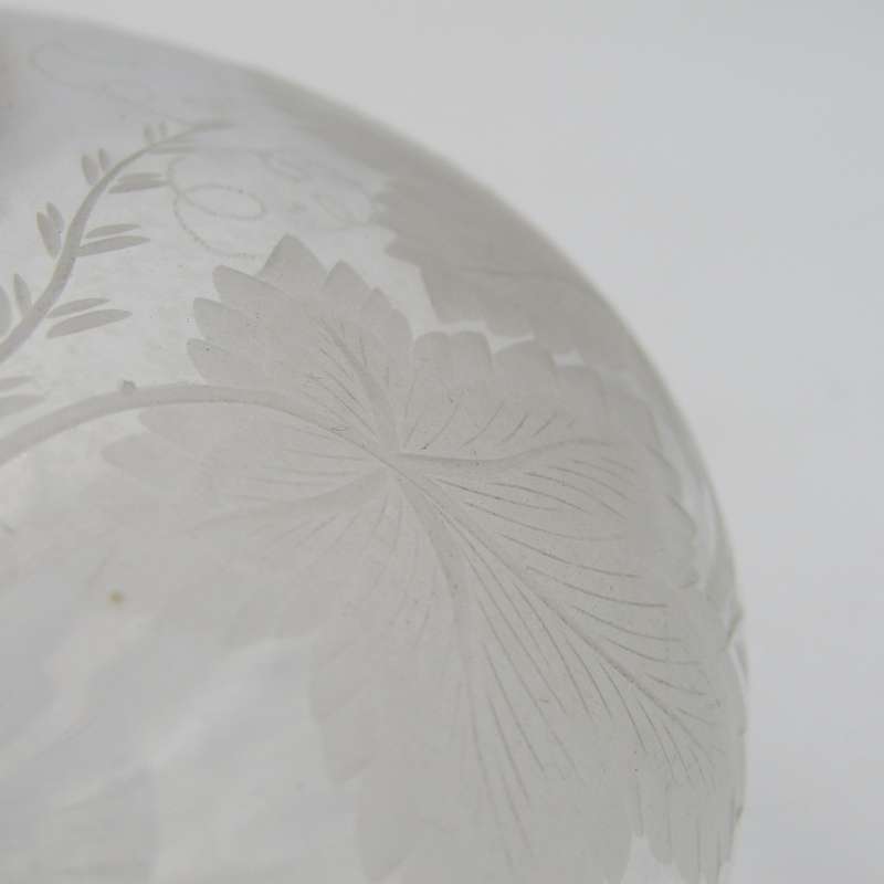 Beautiful vintage Sherry decanter with lid - chipped at rim