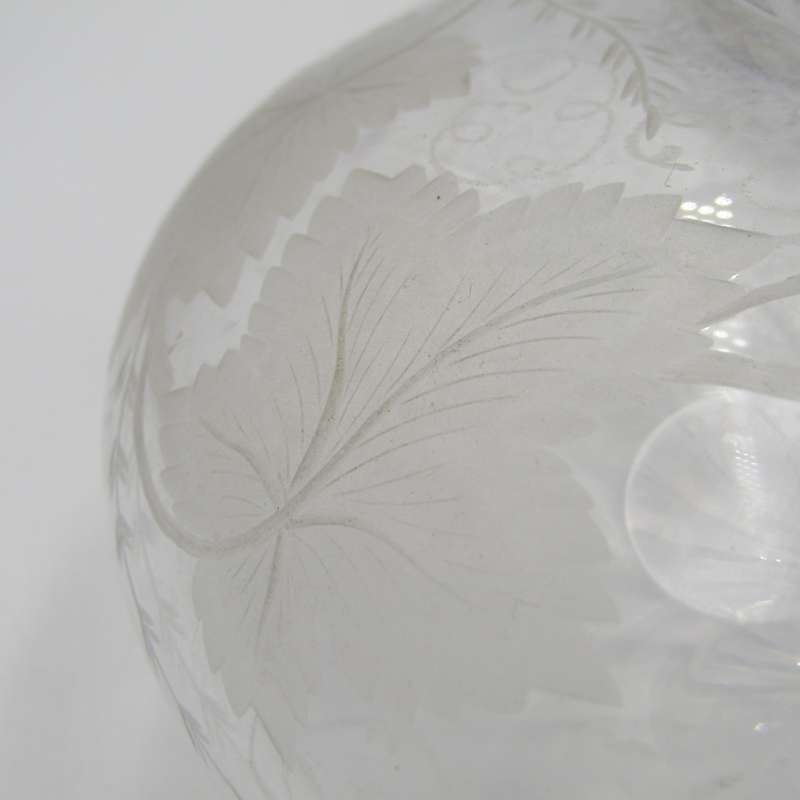 Beautiful vintage Sherry decanter with lid - chipped at rim