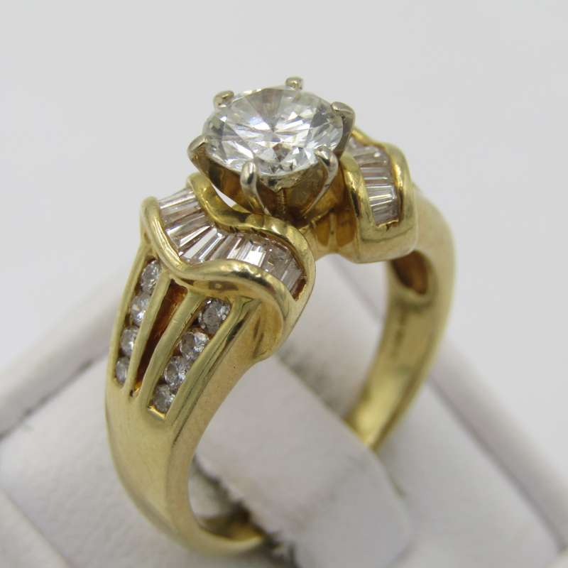18kt Yellow Gold diamond ring with 0,85ct centre diamond