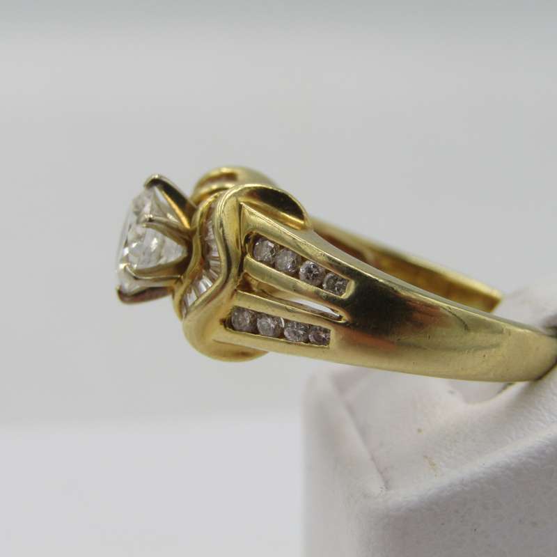 18kt Yellow Gold diamond ring with 0,85ct centre diamond