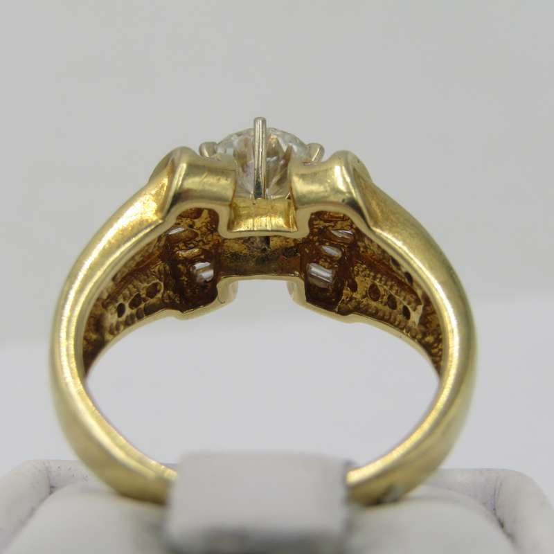 18kt Yellow Gold diamond ring with 0,85ct centre diamond